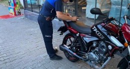 SAHİL VE ÇARŞI İÇİNDE MOTOSİKLETLERE CEZA KESİLİYOR