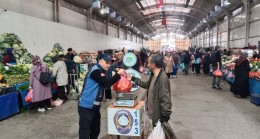 KDZ. EREĞLİ’DE PAZAR POŞETLERİNİ BİRDE ZABITA TARTIYOR