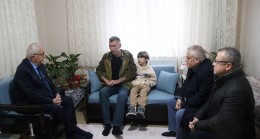 BAŞKAN POSBIYIK, DEPREMZEDE AİLEYİ EVİNDE ZİYARET ETTİ