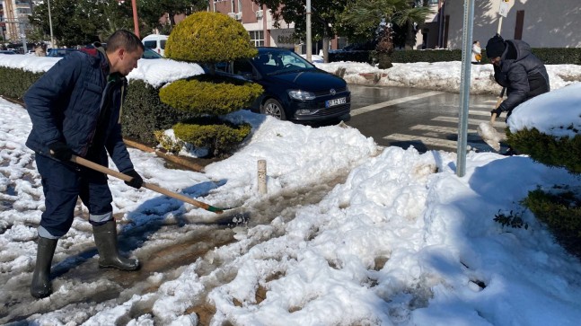 KDZ. EREĞLİ’DE YOLLAR VE KALDIRIMLAR KARDAN TEMİZLENİYOR