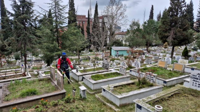 KDZ. EREĞLİ ŞEHİR MEZARLIĞINDA BAYRAM TEMİZLİĞİ YAPILIYOR