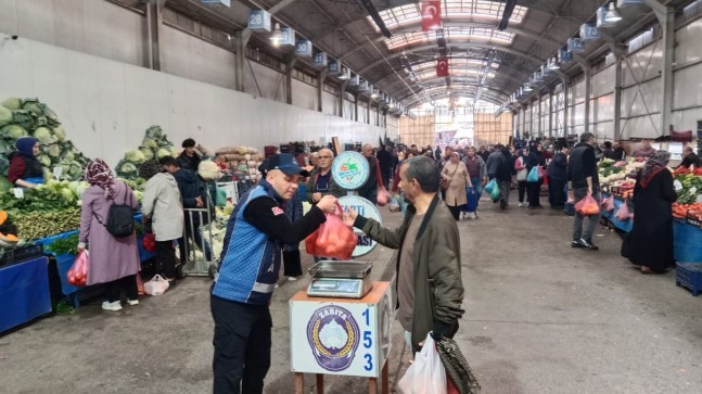 KDZ. EREĞLİ’DE PAZAR POŞETLERİNİ BİRDE ZABITA TARTIYOR