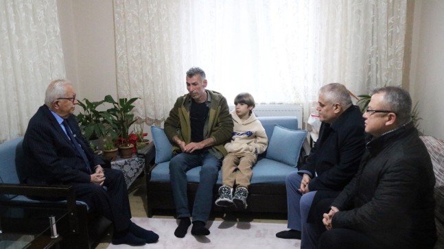 BAŞKAN POSBIYIK, DEPREMZEDE AİLEYİ EVİNDE ZİYARET ETTİ