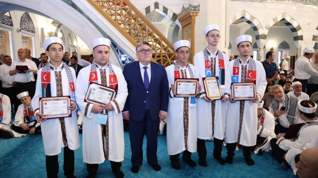 Rektör Özölçer, Hafızlık İcazet Merasimi’nde Genç Hafızların Sevincine Ortak Oldu