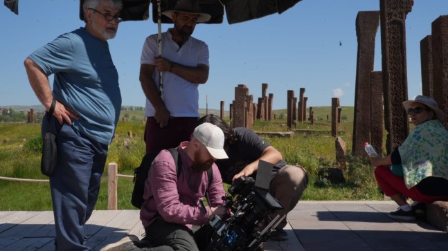 AHLAT’TA TARİH VE SANAT BULUŞUYOR: “SONSUZ GÜZEL” FİLMİNİN ÇEKİMLERİ BAŞLADI!