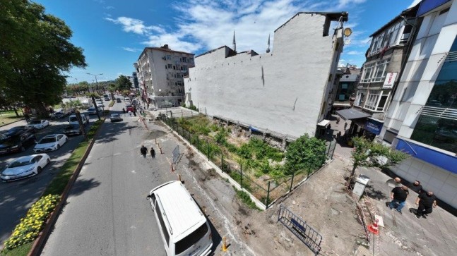 ESKİ BELEDİYE BİNASI ALANINA YENİ DÜZENLEME YAPILIYOR