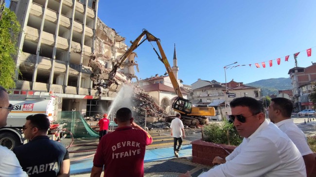 *Büyük Yıkım: Devrek Belediye Binasının Yıkımına Başlandı*