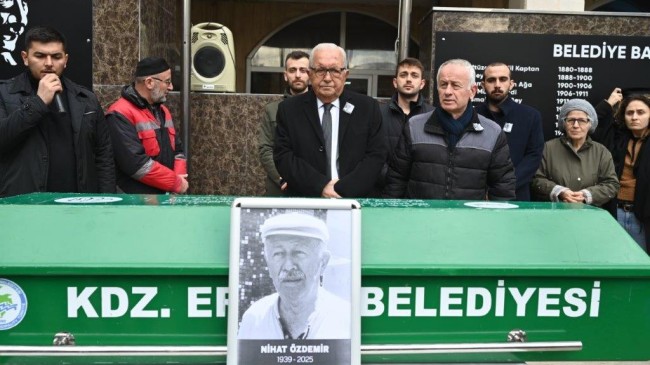 NİHAT ÖZDEMİR İÇİN BELEDİYE ÖNÜNDE TÖREN DÜZENLENDİ