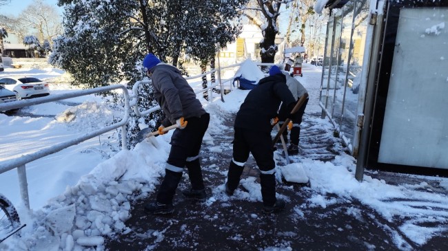 KDZ. EREĞLİ’DE YOLLAR VE KALDIRIMLAR KARDAN TEMİZLENİYOR