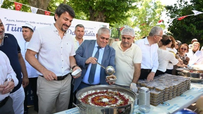 KDZ. EREĞLİ BELEDİYESİ, BİNLERCE AŞURE DAĞITTI