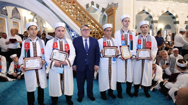 Rektör Özölçer, Hafızlık İcazet Merasimi’nde Genç Hafızların Sevincine Ortak Oldu